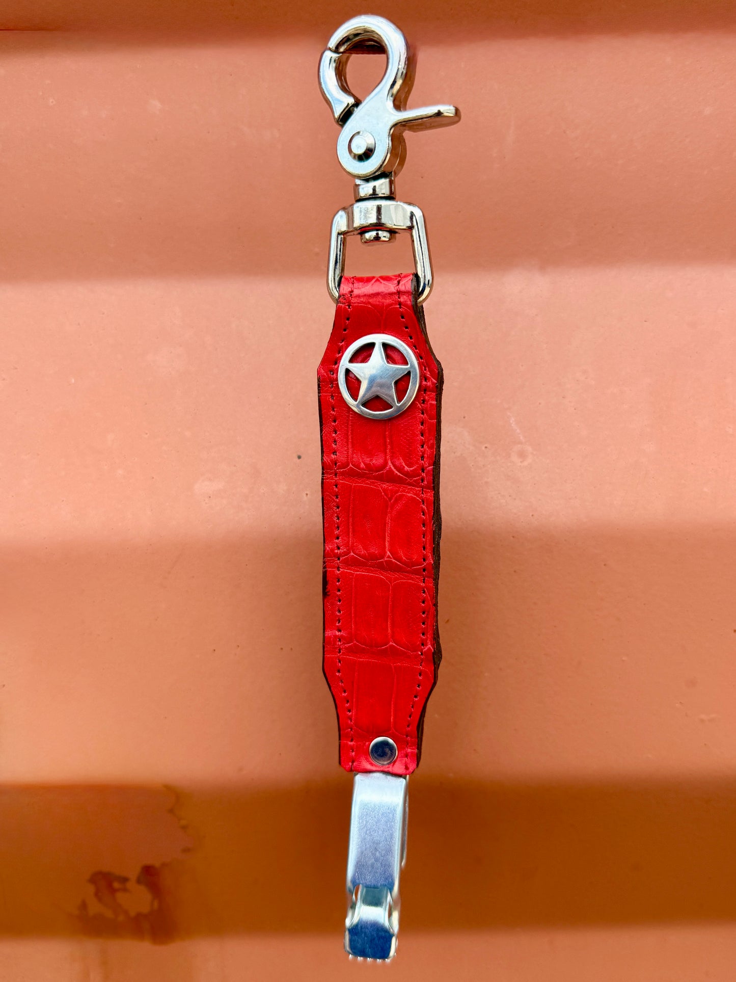 Caiman Alligator Glove Clip - Chili Red