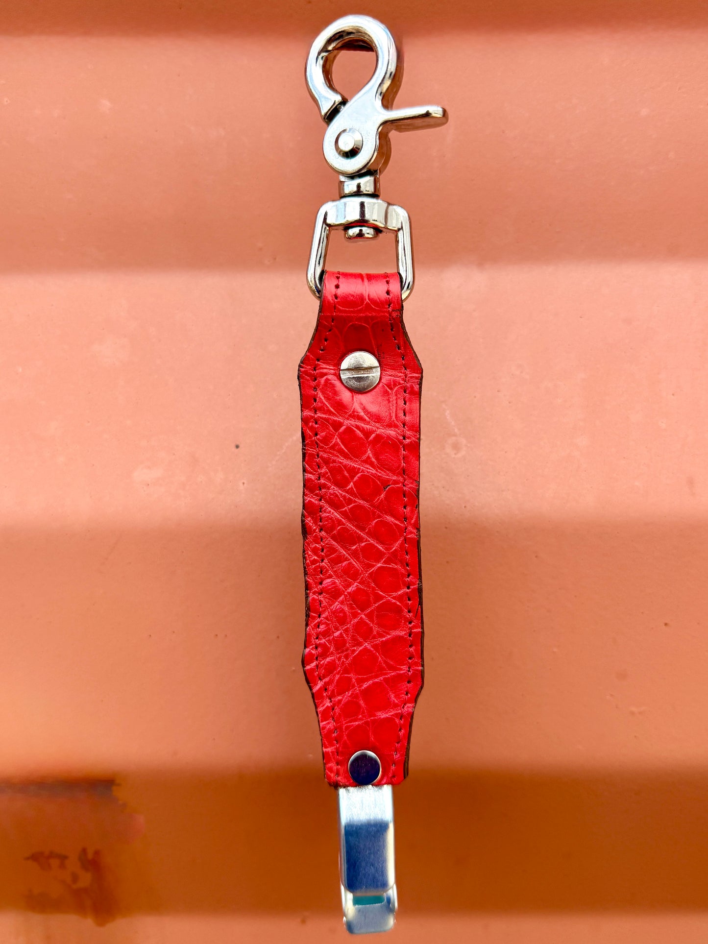 Caiman Alligator Glove Clip - Chili Red