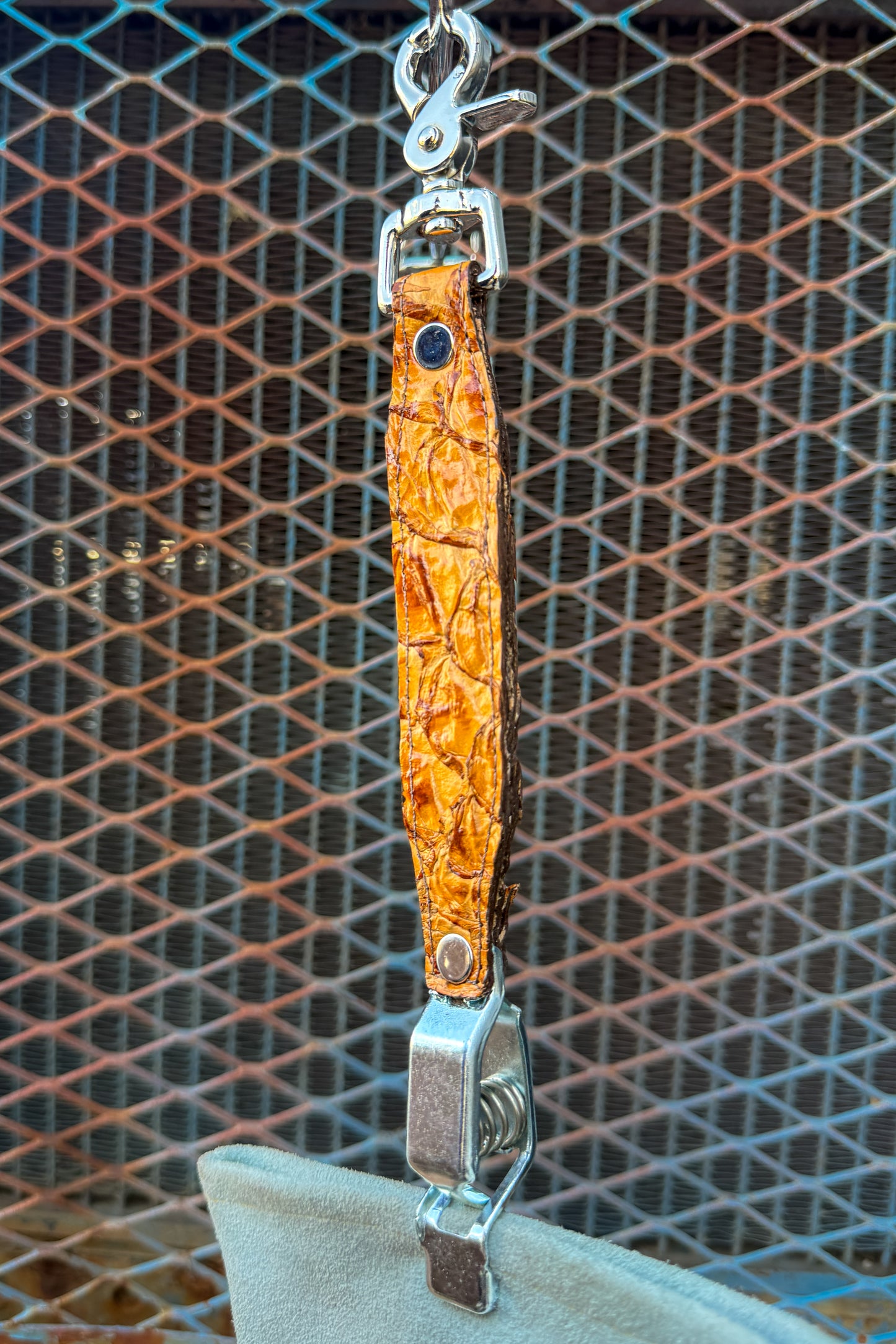 Cognac Pirarucu Glove Clip