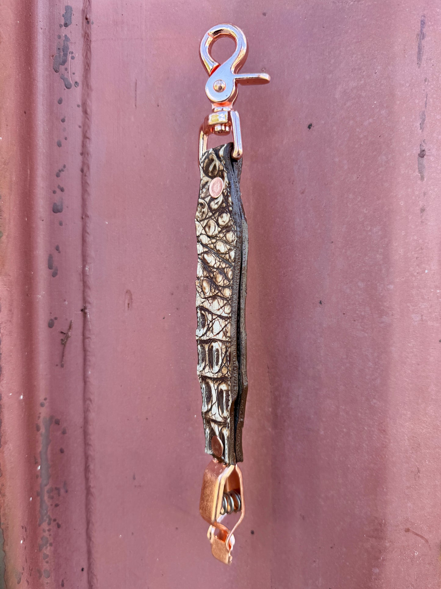 Caiman Alligator Glove Clip - Cookies N' Cream