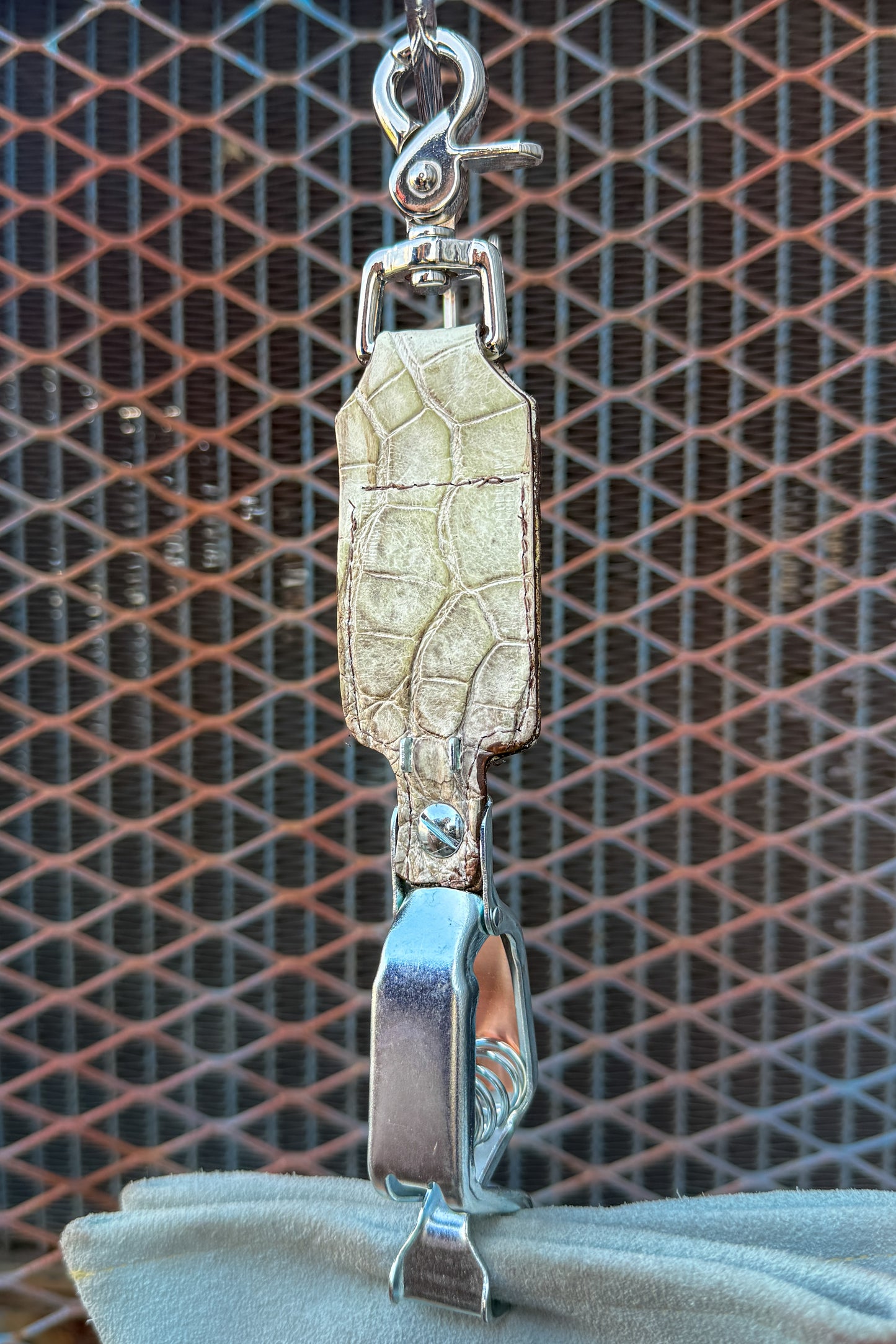 White Sands Caiman Glove Clip
