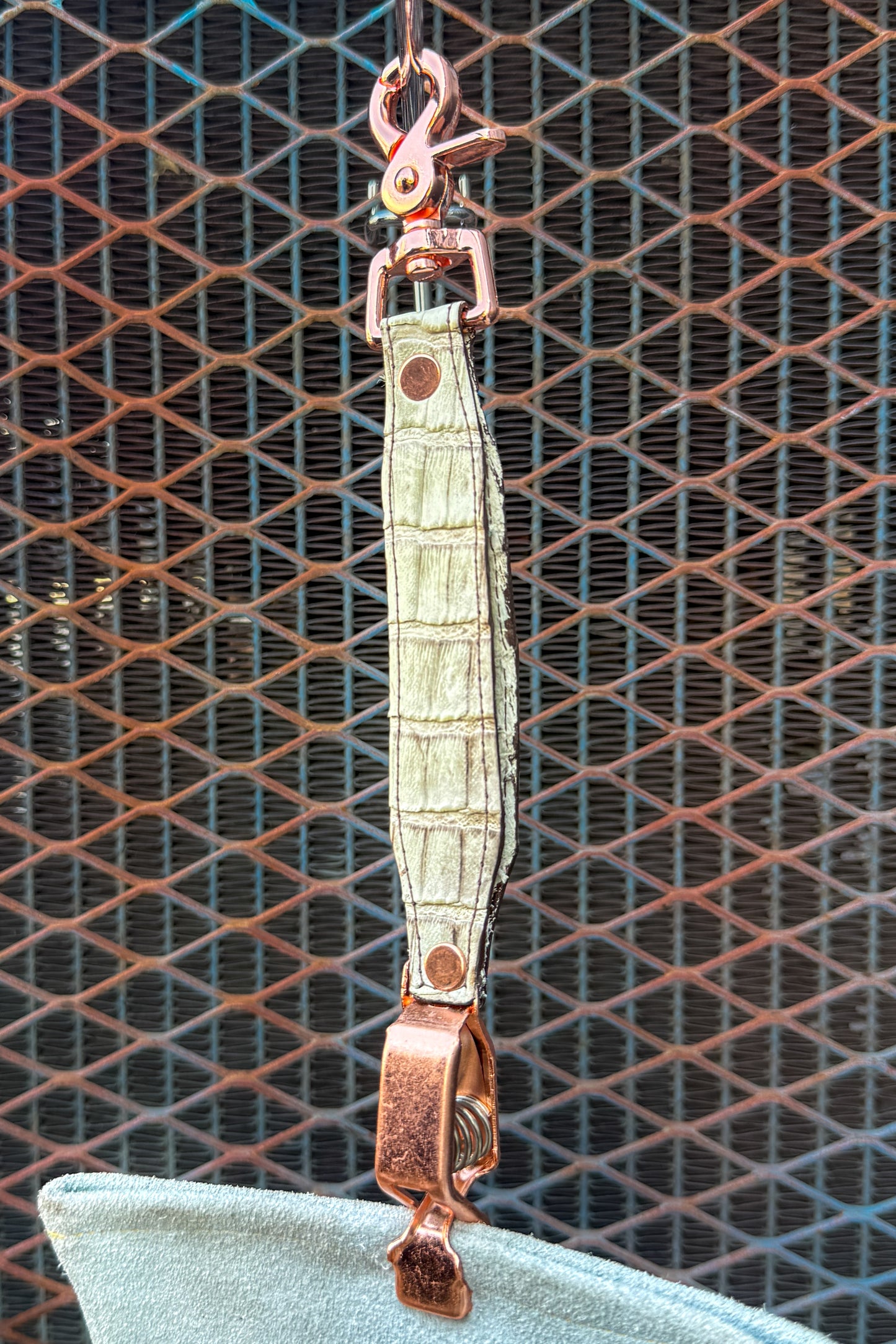 White Sands Caiman Glove Clip
