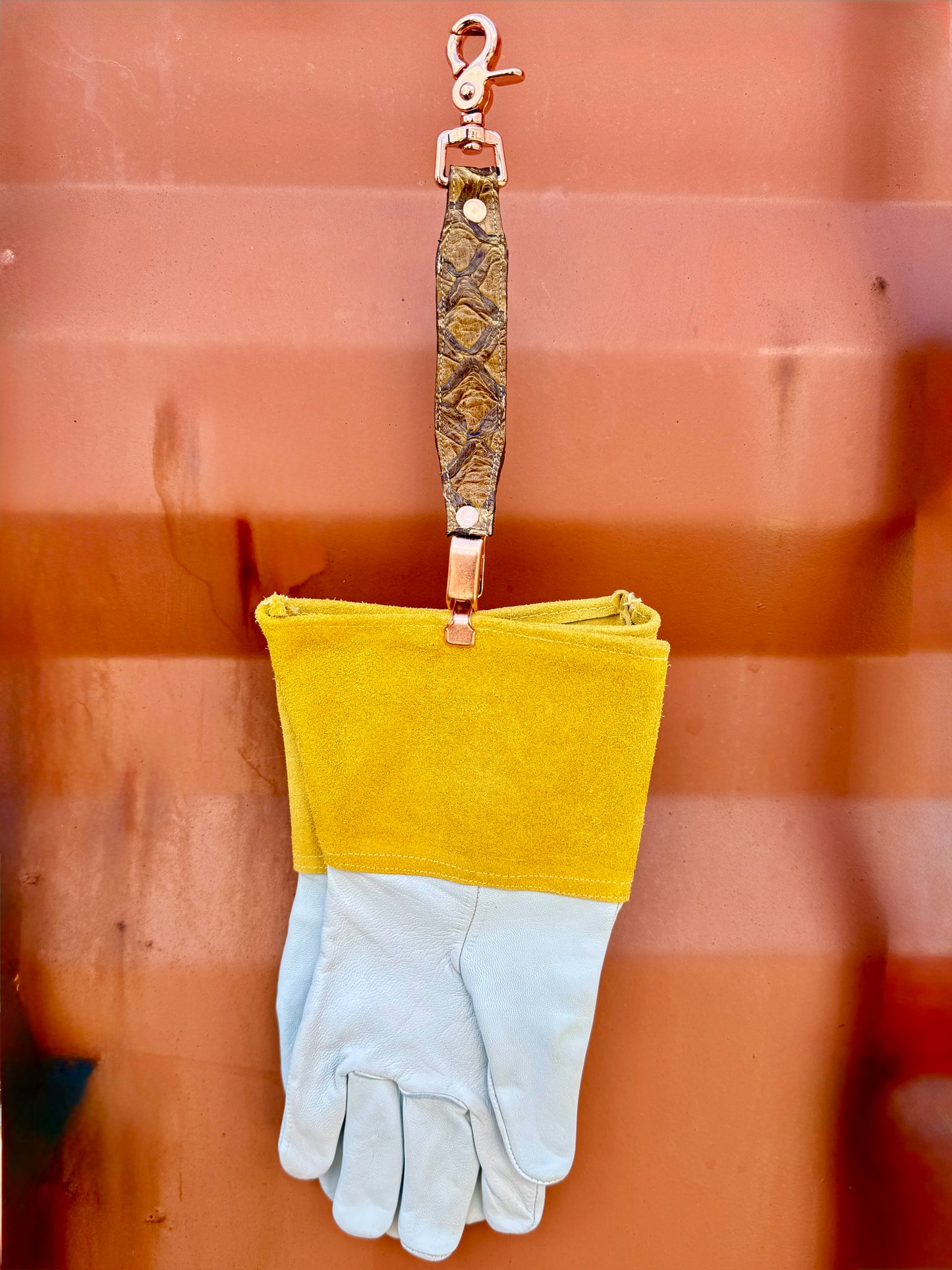 Pirarucu Glove Clip - Spicy Honey