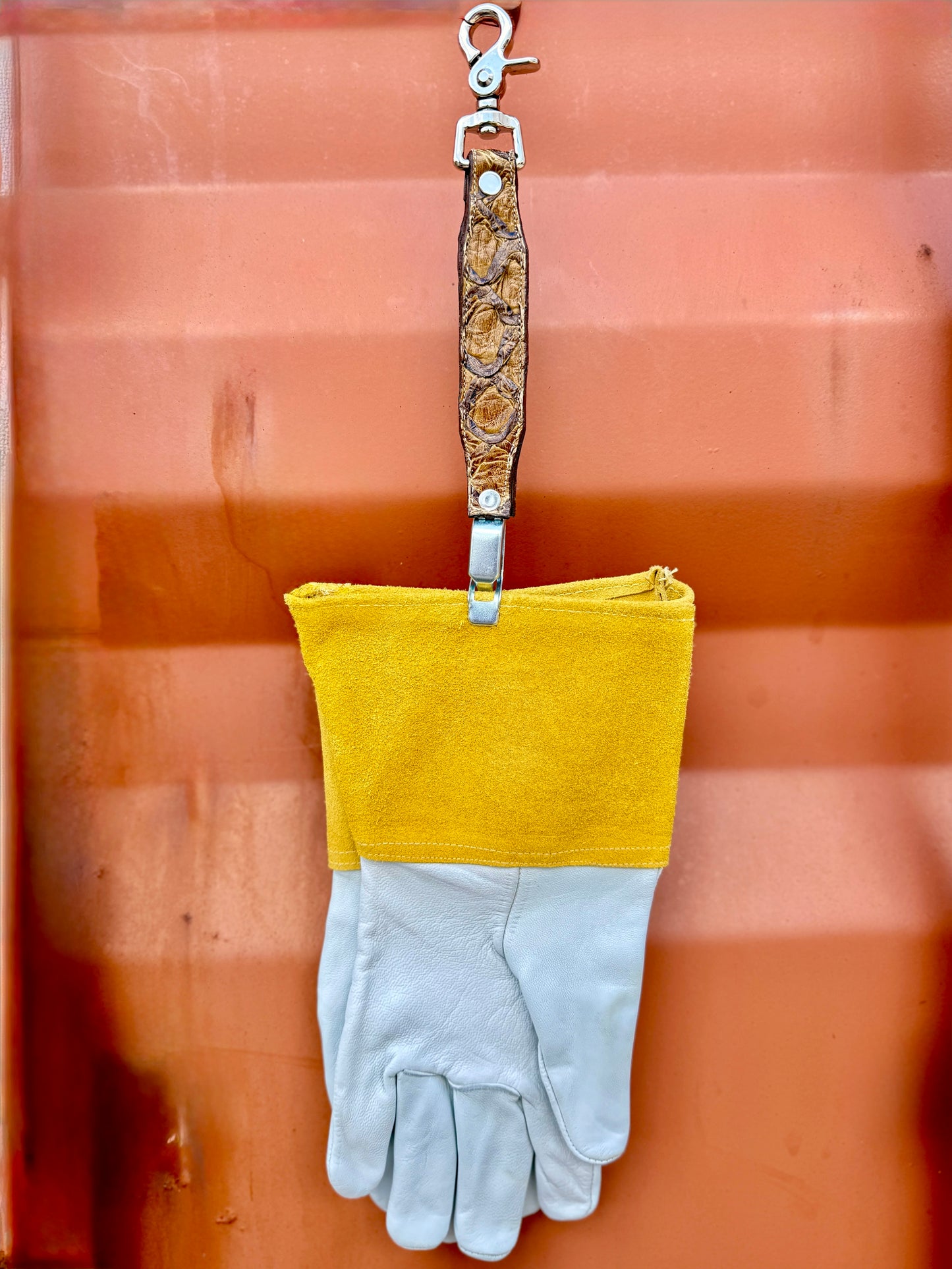 Pirarucu Glove Clip - Spicy Honey