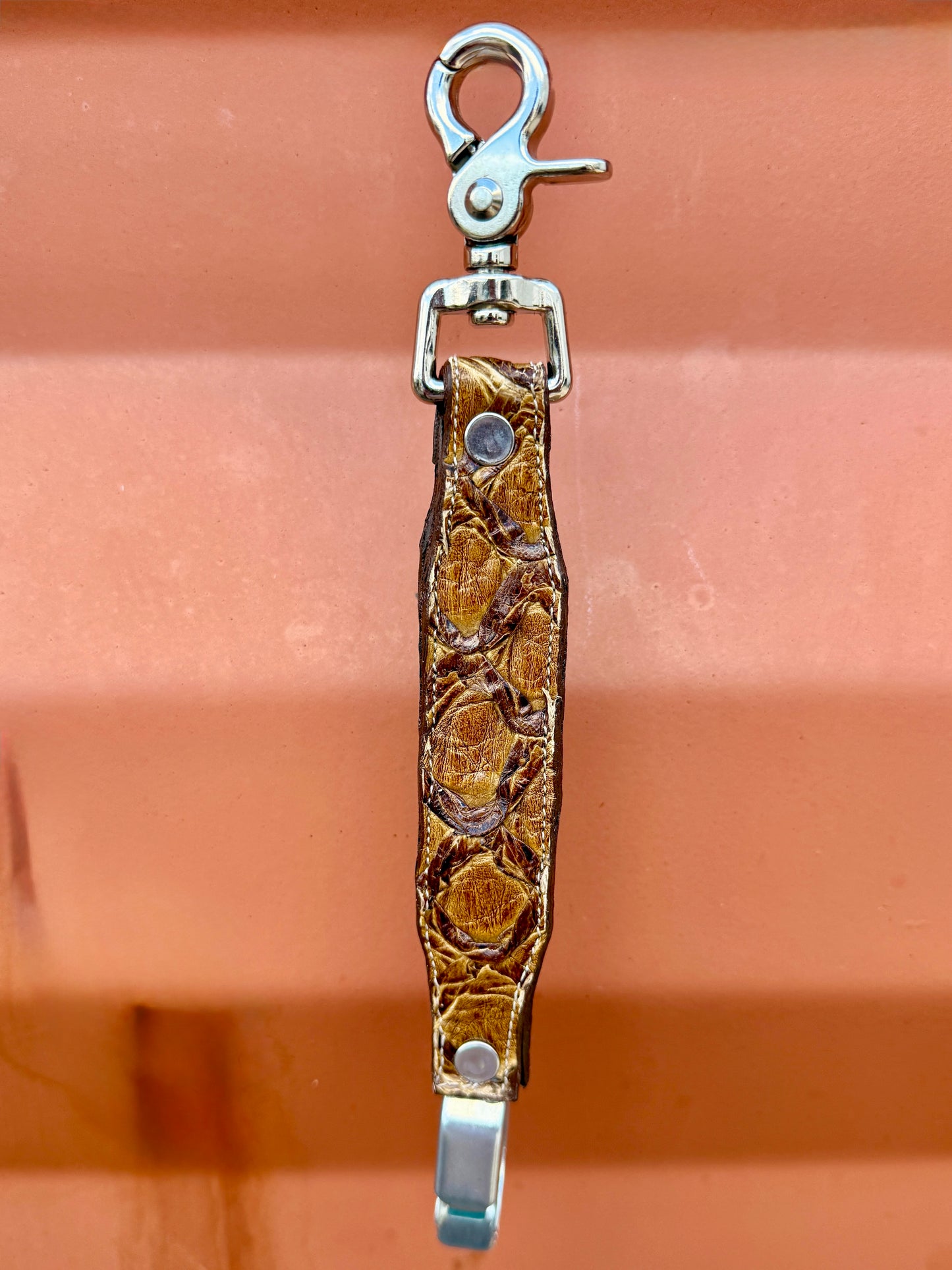 Pirarucu Glove Clip - Spicy Honey